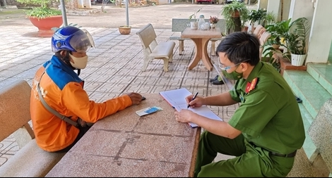 Nhặt được 5 triệu đồng đánh rơi, nhờ Công an trả lại cho người bị mất